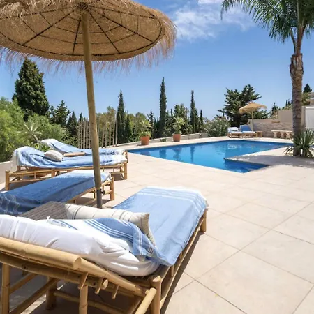 Luxurious 4 Bedroom Casa Feliz