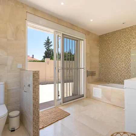 Luxurious 4 Bedroom Casa Feliz