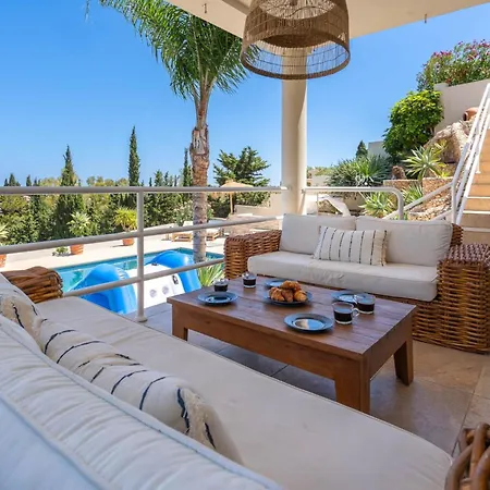 Luxurious 4 Bedroom Casa Feliz Villa *